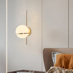 Arbotante de pared Estela, detalle de la esfera de vidrio blanco opalino