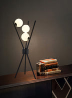 Lámpara de mesa Luce, detalle de una esfera de vidrio blanco opalino