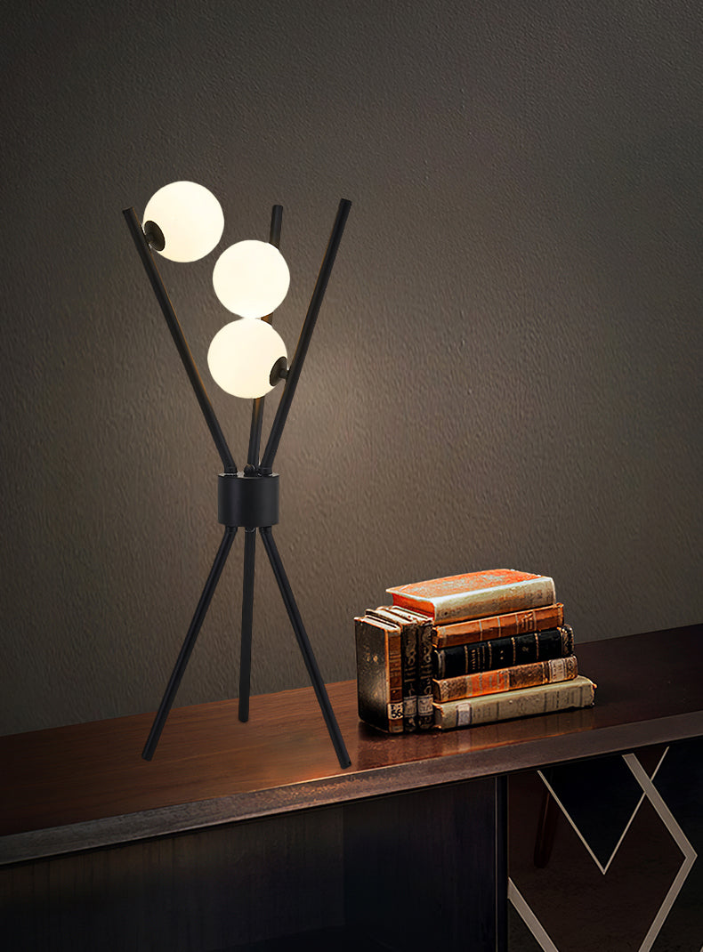 Lámpara de mesa Luce, detalle de una esfera de vidrio blanco opalino