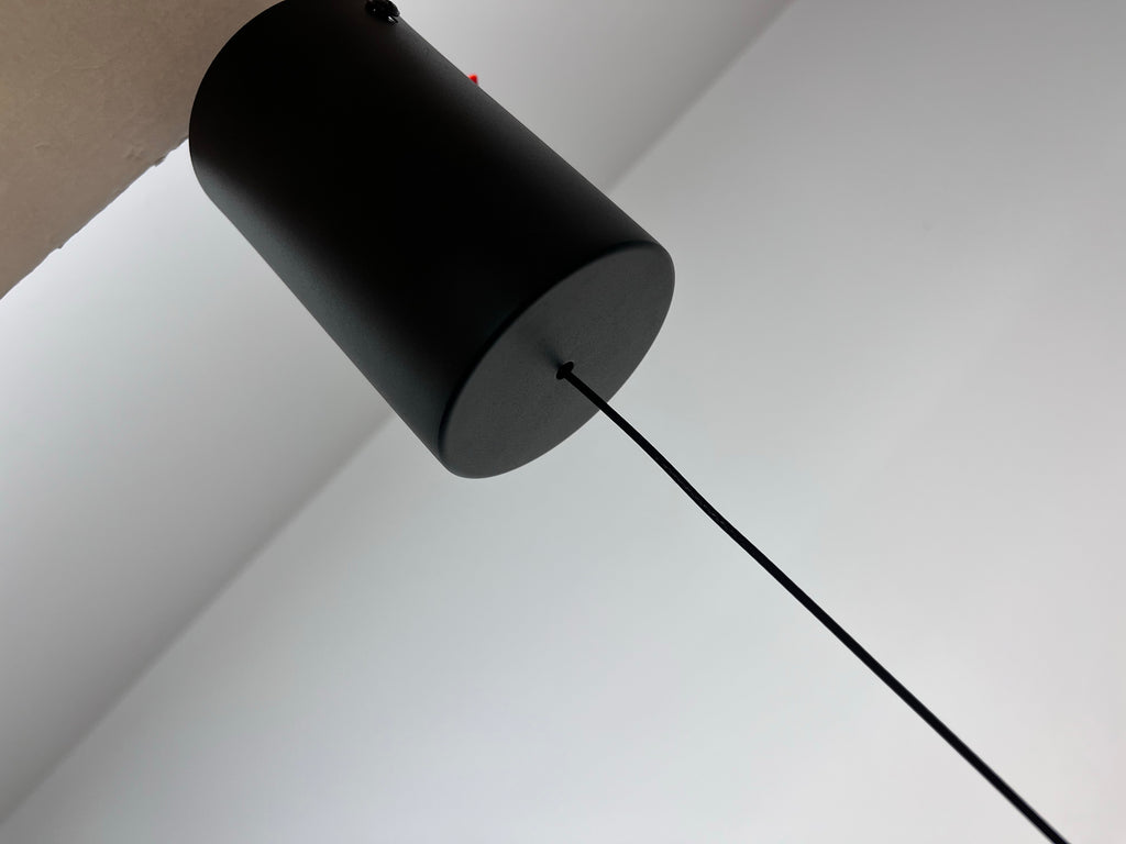 Detalle del cuerpo negro superior de la lámpara colgante Turmalina