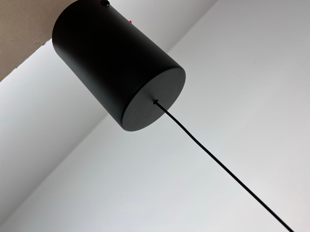 Detalle del cuerpo negro superior de la lámpara colgante Turmalina