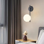 Arbotante Jaspe junto a una cama con cortinas