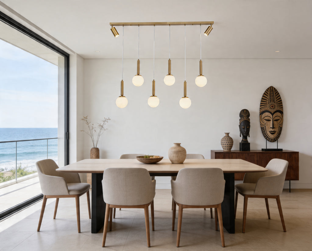 Lámpara colgante Calcita sobre una mesa de comedor frente a ventanales