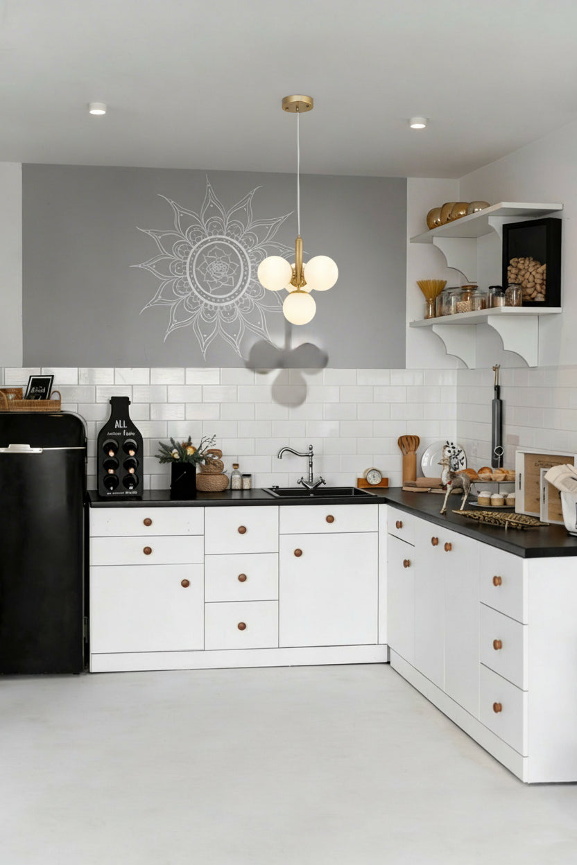 Lámpara colgante Selenita sobre una cocina blanca