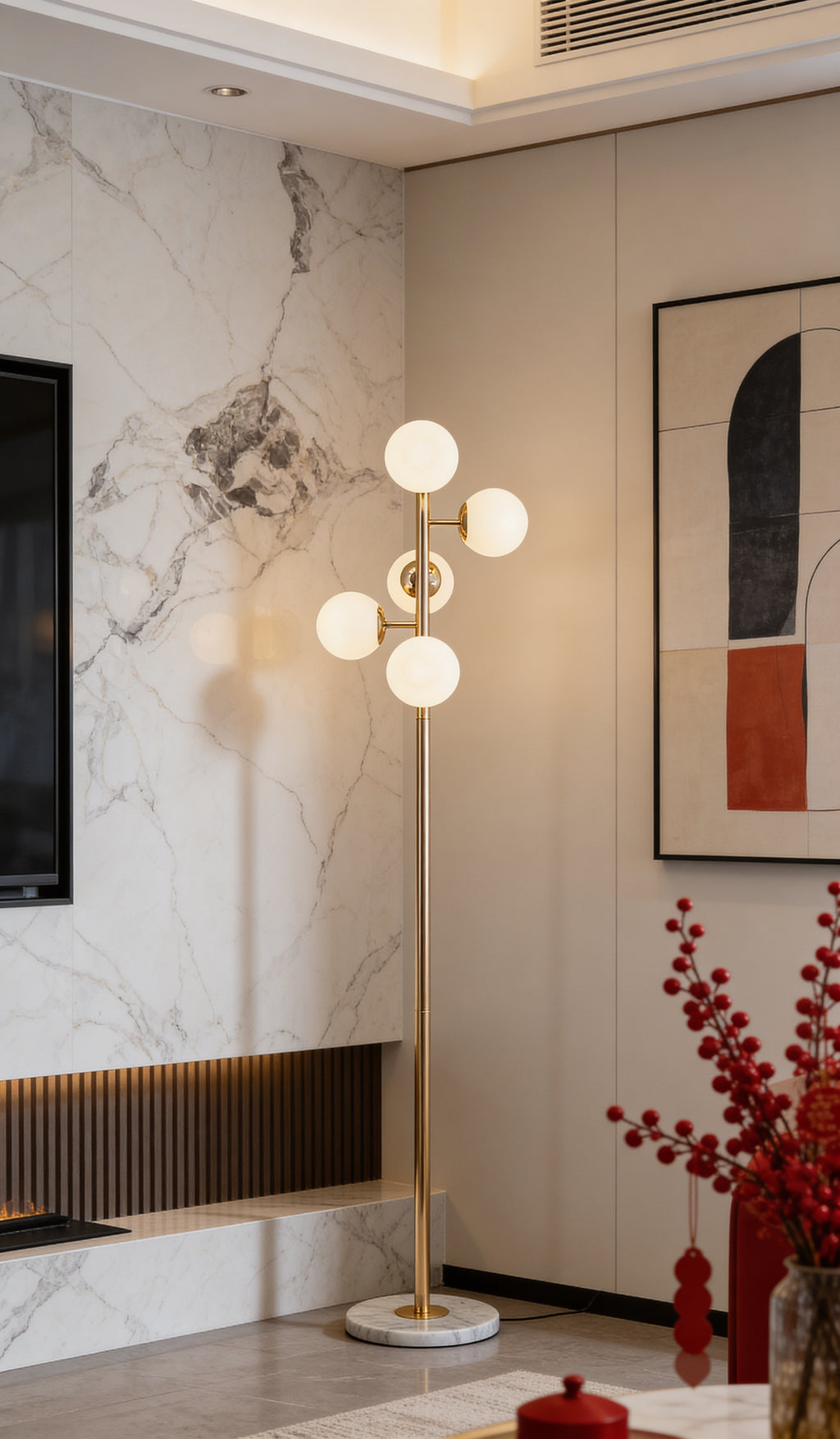 Lámpara de piso Pirita en una sala con arte en la pared