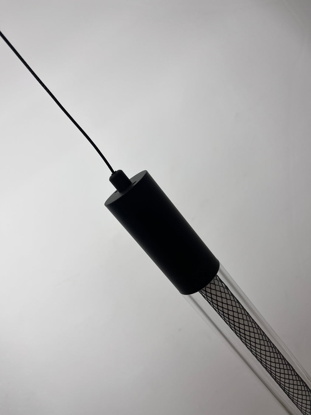 Detalle del remate negro y el cable de la lámpara Turmalina