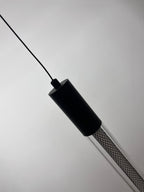 Detalle del remate negro y el cable de la lámpara Turmalina