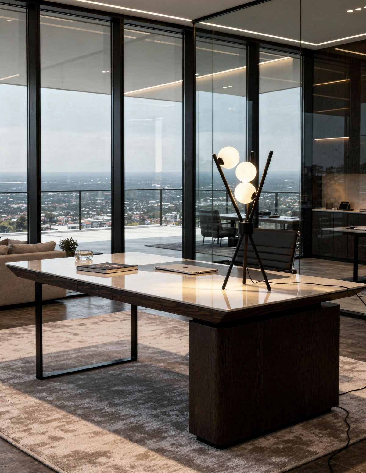 Lámpara de mesa Luce instalada en ambiente, sobre escritorio o buró
