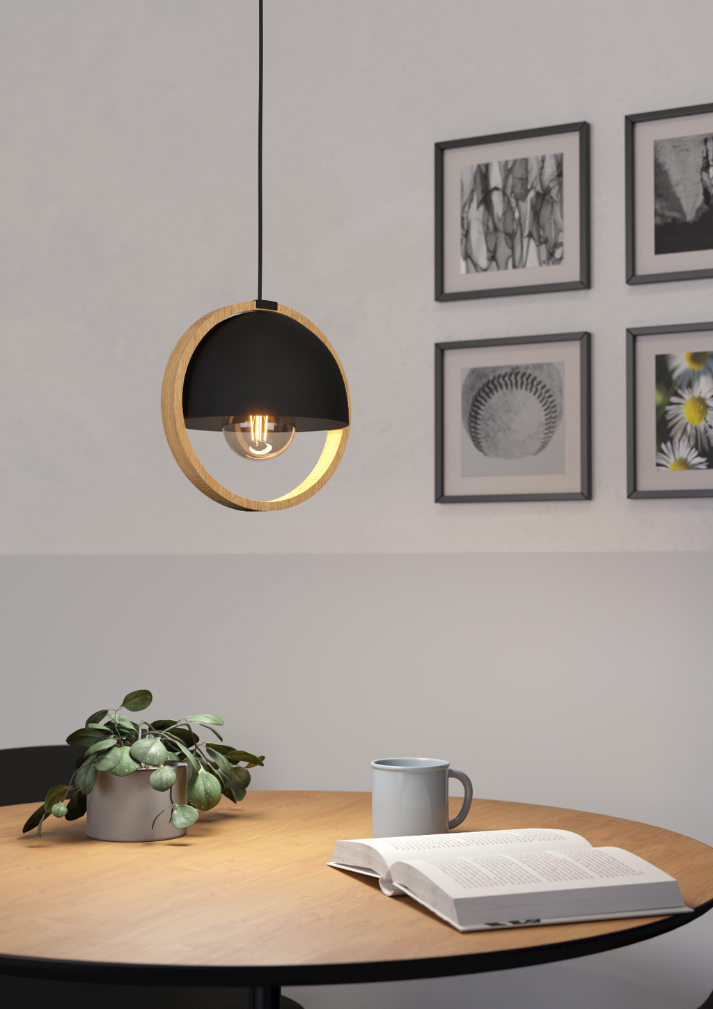 Lámpara colgante Luna instalada sobre mesa de comedor