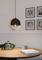 Lámpara colgante Luna instalada sobre mesa de comedor