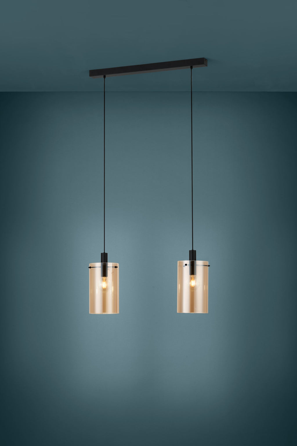 Lámpara colgante Ambra de 2 luces encendida, vista de ambiente