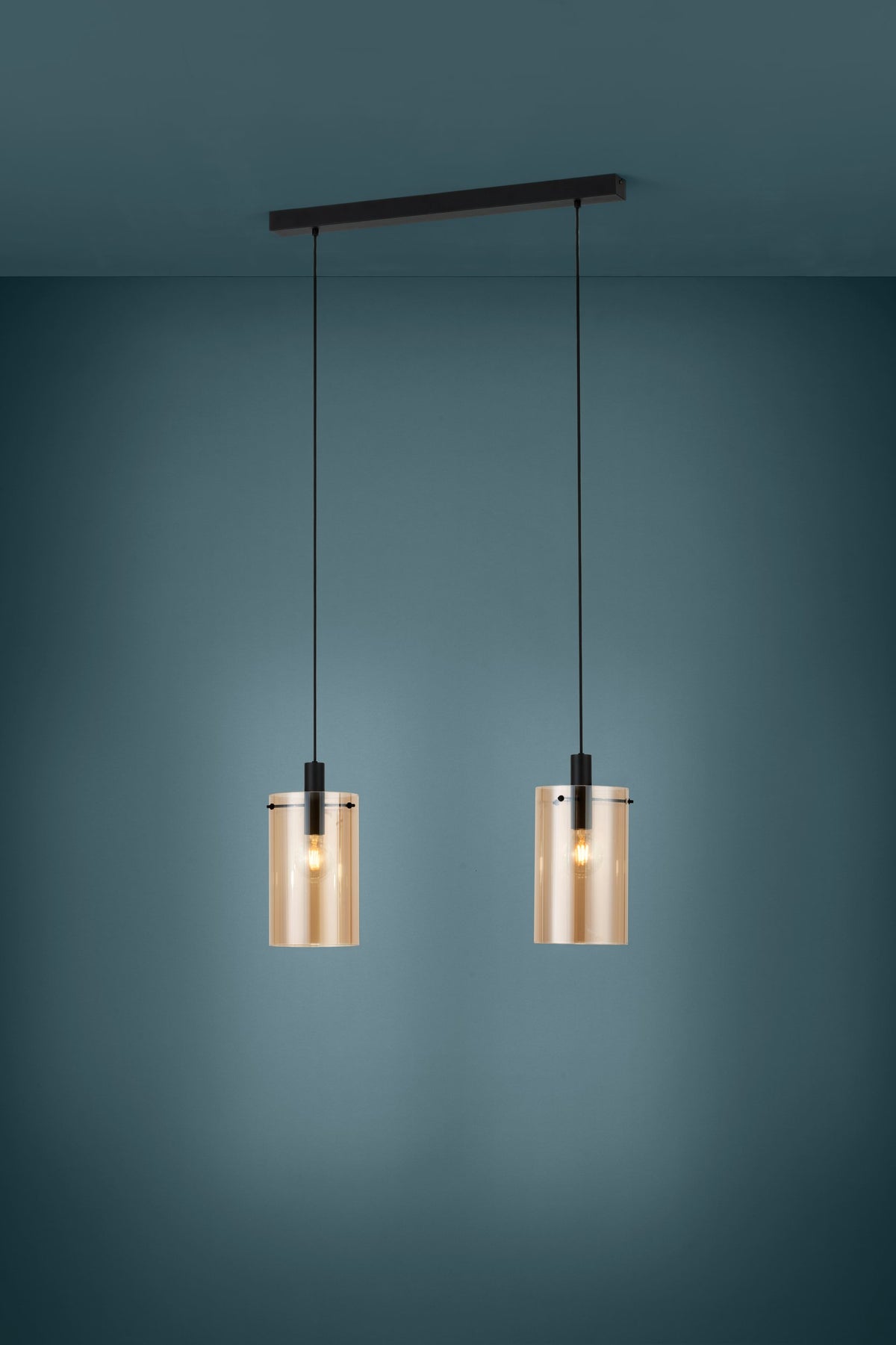 Lámpara colgante Ambra de 2 luces encendida, vista de ambiente