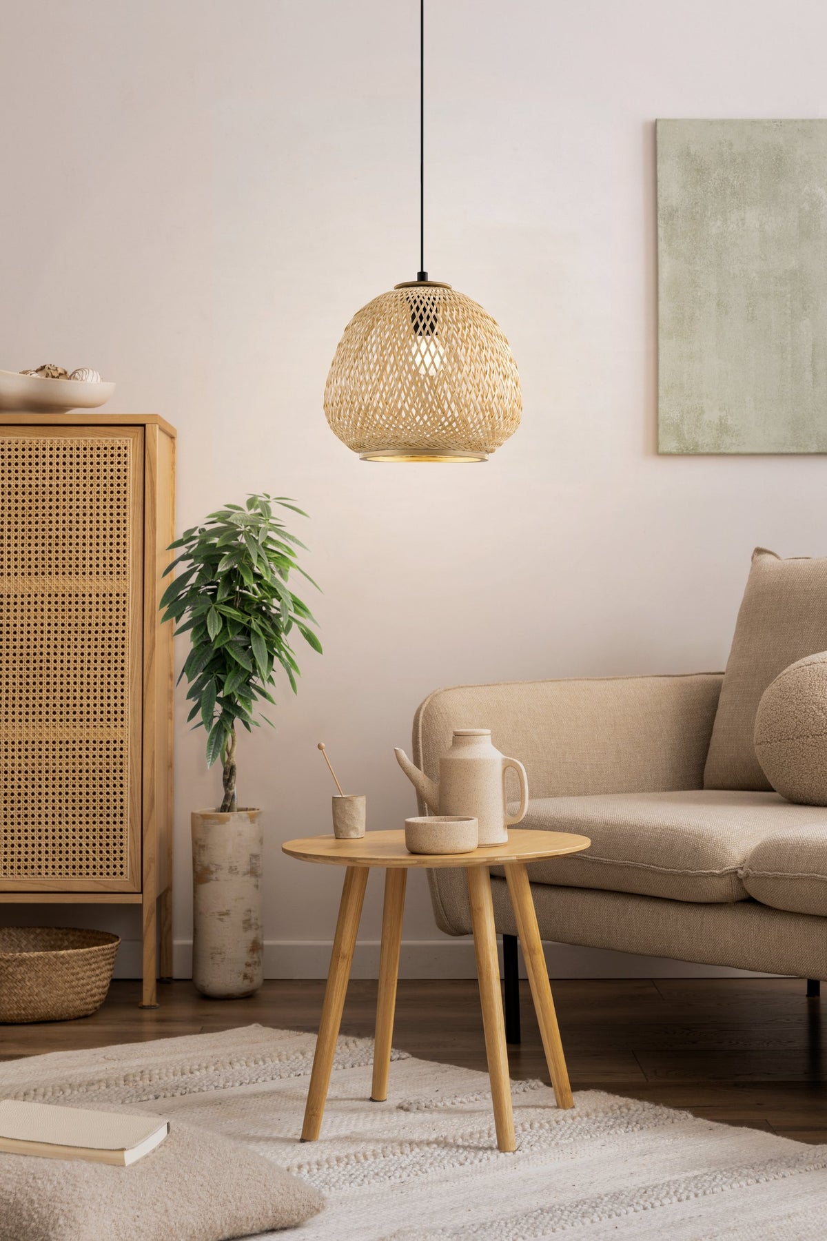 Lámpara colgante Trenza sobre mesa auxiliar en sala de estilo natural