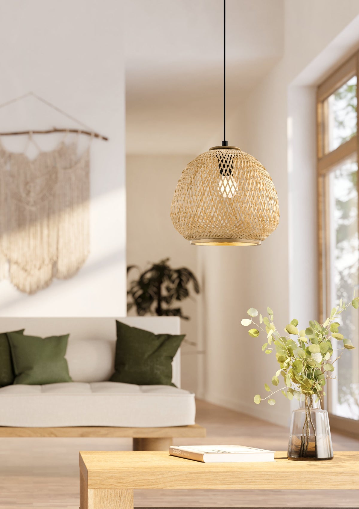Lámpara colgante Trenza encendida en sala luminosa junto a ventanal