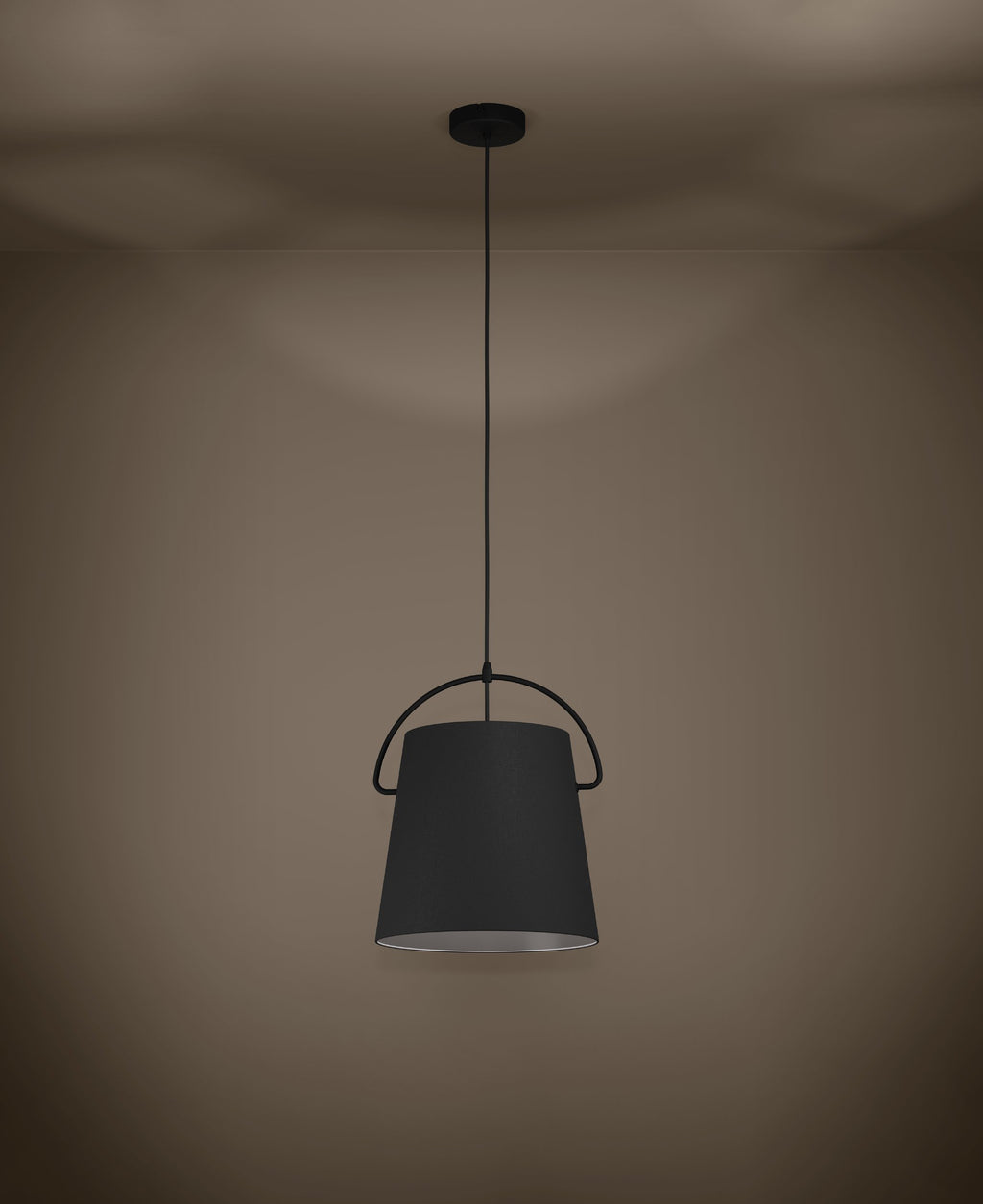 Lámpara colgante Umbra de pantalla textil negra, vista de ambiente