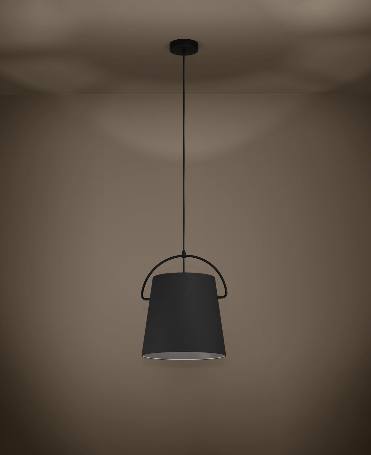 Lámpara colgante Umbra de pantalla textil negra, vista de ambiente