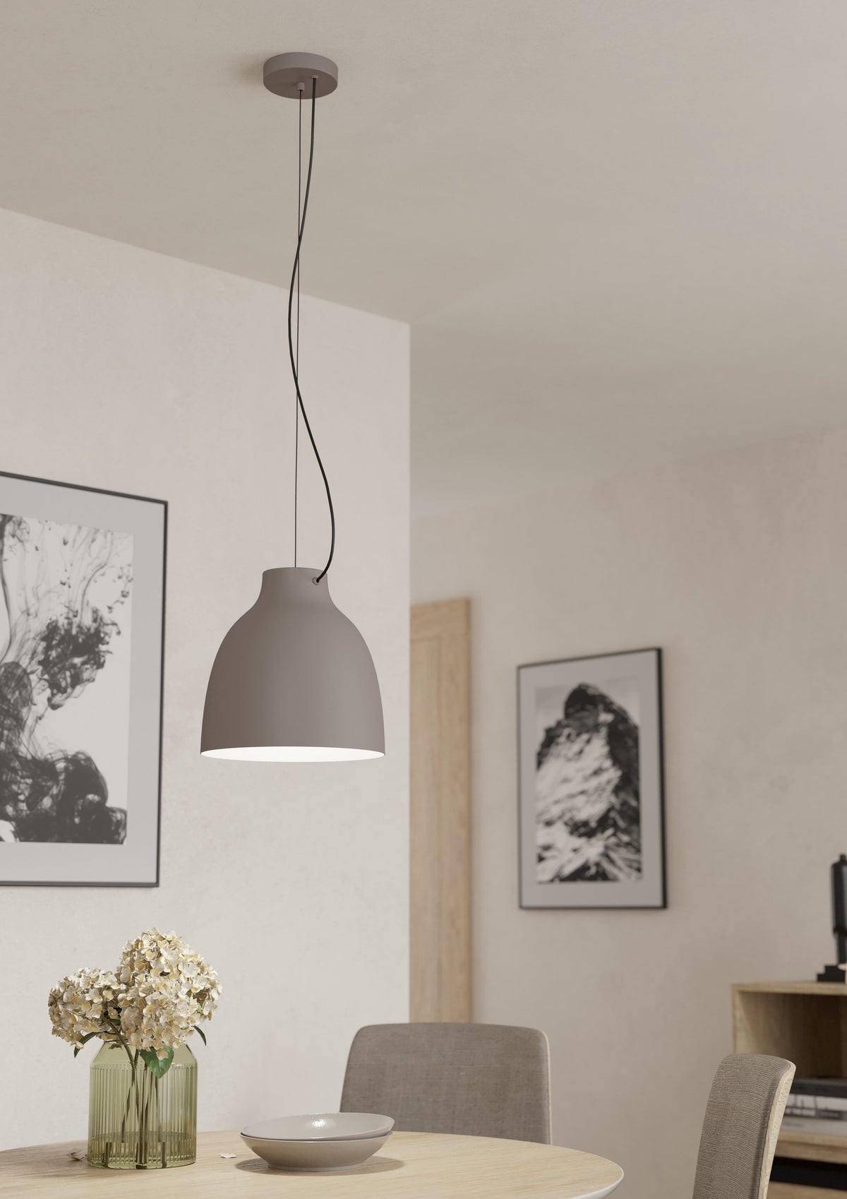 Lámpara colgante Terra en gris pardo sobre mesa de comedor
