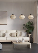 Lámpara colgante Rafia cascada de 3 luces instalada sobre una sala