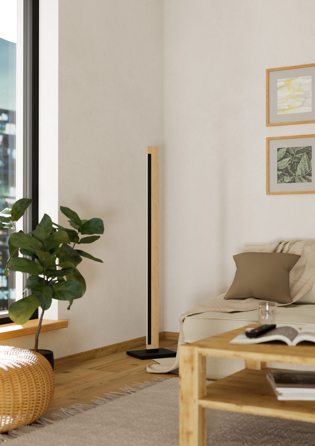 Lámpara de piso Aldara junto a sofá en sala luminosa