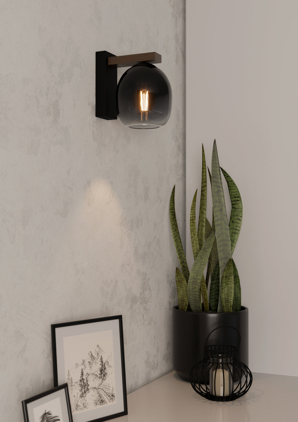 Ceniza arbotante de pared encendido junto a una planta y marcos decorativos