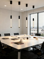 Lámparas colgantes Turmalina sobre una mesa blanca junto a una ventana