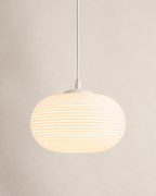 Lámpara colgante Marfil encendida, pantalla de vidrio opalino acanalado con luz cálida