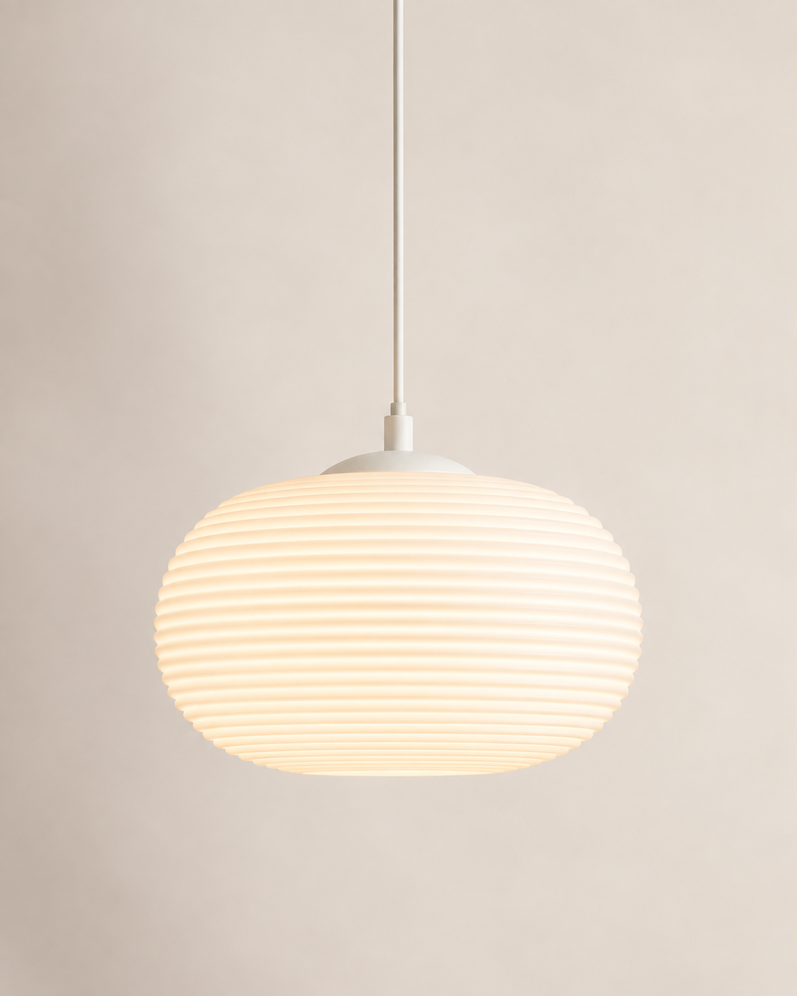Lámpara colgante Marfil encendida, pantalla de vidrio opalino acanalado con luz cálida