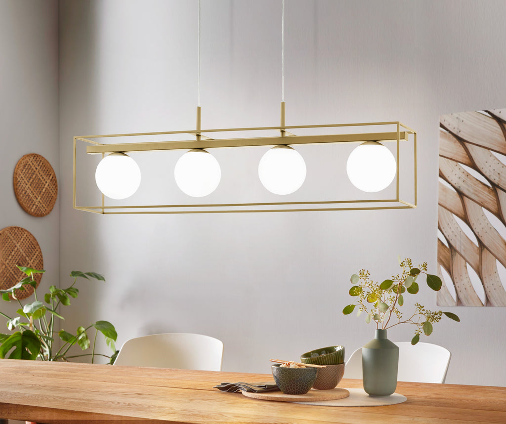 Nácar lámpara colgante sobre una mesa de comedor de madera