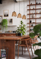 Sílex lámpara colgante sobre una mesa de comedor de madera con repisas al fondo