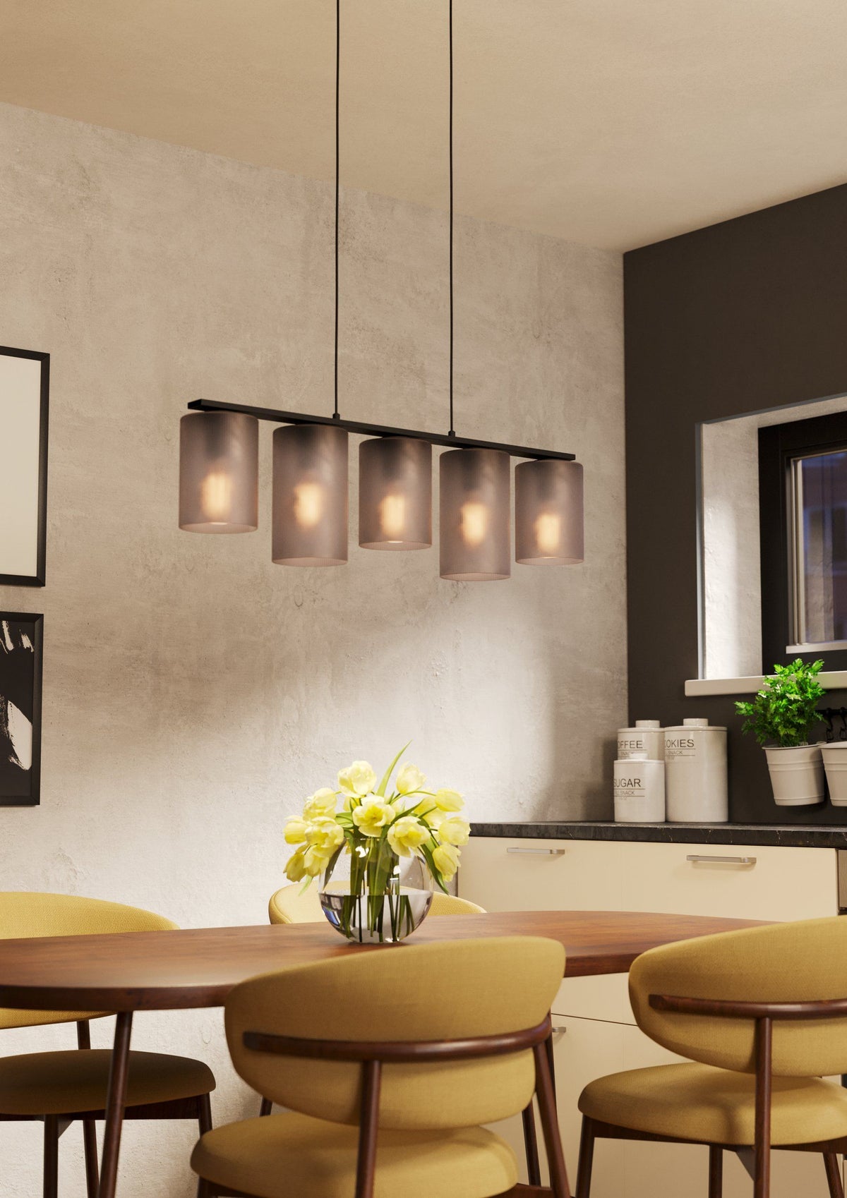 Lámpara colgante Vesna de 5 luces encendida sobre mesa de comedor