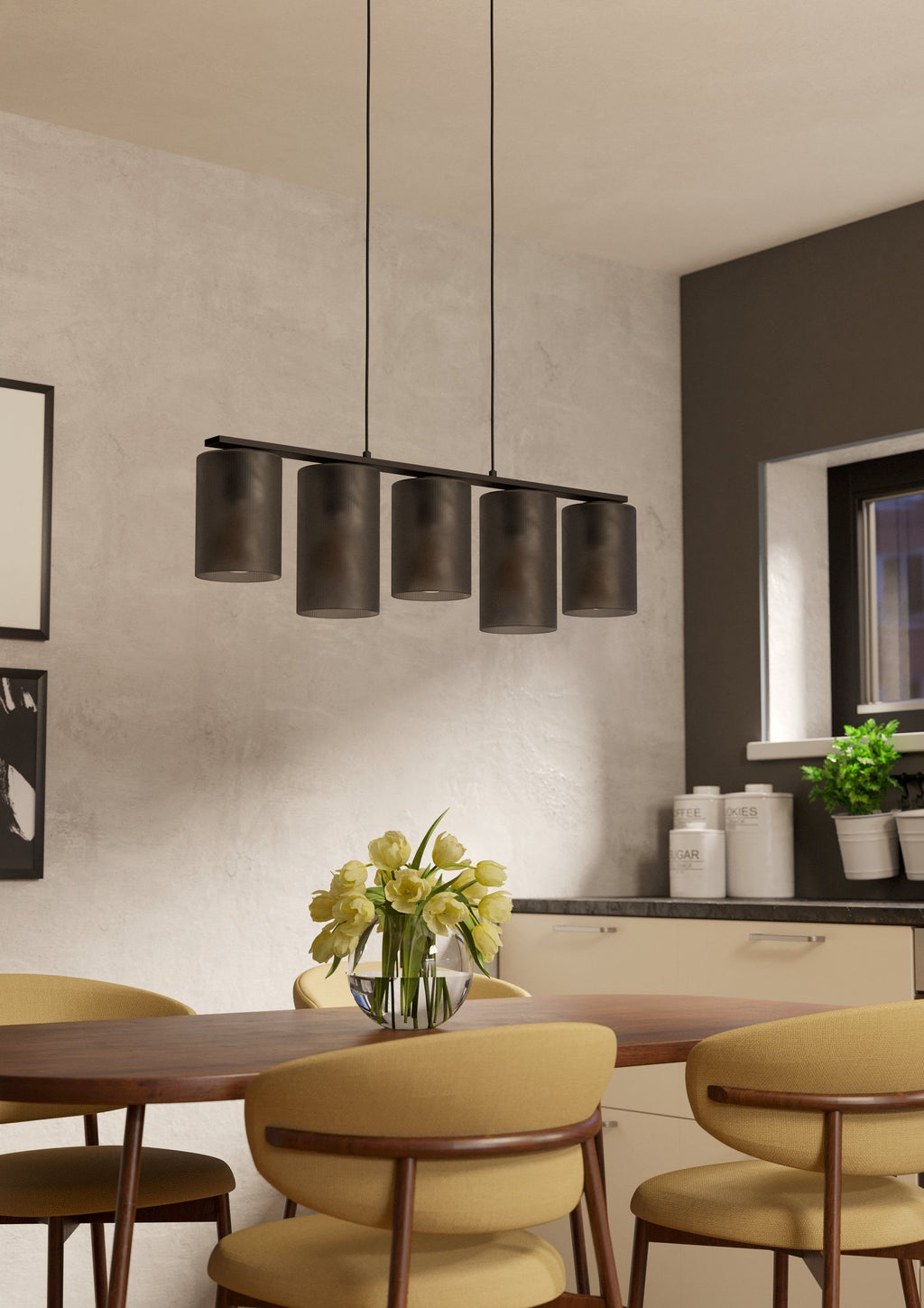 Lámpara colgante Vesna de 5 luces apagada sobre mesa de comedor